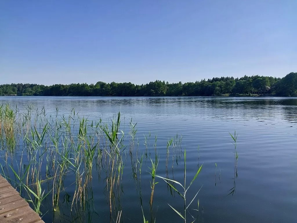 działka nad jeziorem